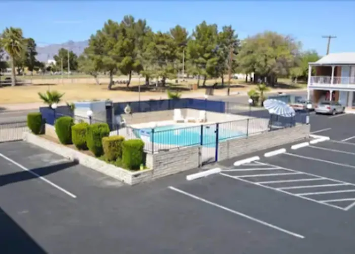 University Inn Motel 2*