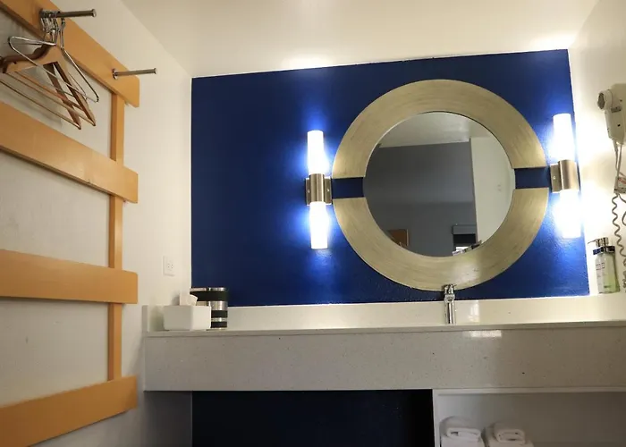 University Inn 2*